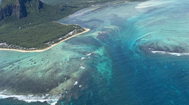 Under-Ocean Waterfall of Mauritius Under-Ocean Waterfall of Mauritius